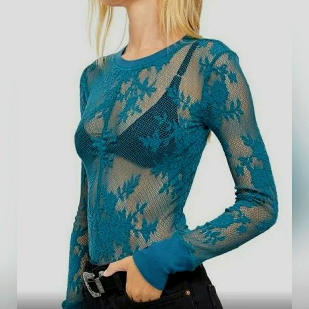 NWOT/ Free People/ lace floral long sleeve crop, ruch front, crew neck, - Picture 4 of 10